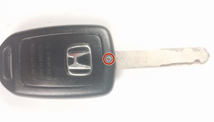 2012-2015 款本田思域汽车钥匙电池更换